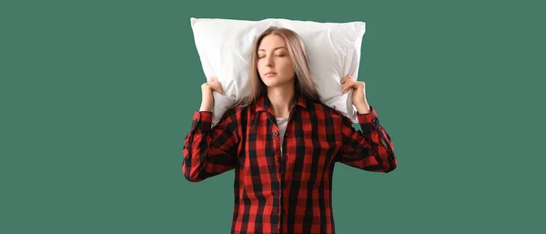 Pijamalı Genç Bir Kadın Yeşil Arka Planda Yumuşak Yastıklı — Stok fotoğraf