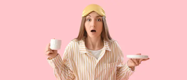 Chockad Ung Kvinna Pyjamas Med Kopp Kaffe Och Sovmask Rosa — Stockfoto