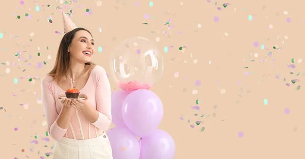 Mujer Feliz Con Cupcake Globos Celebrando Cumpleaños Sobre Fondo Beige —  Fotos de Stock
