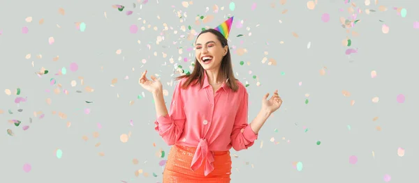 Glückliche Frau Mit Partyhut Feiert Geburtstag Auf Grauem Hintergrund — Stockfoto