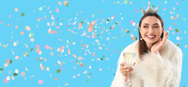 Щаслива Жінка Келихом Шампанського Святкує День Народження Світло Блакитному Тлі — стокове фото