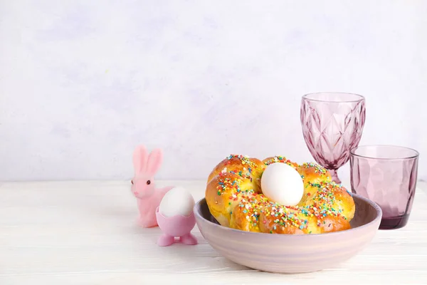 Skål Med Välsmakande Italienskt Påskbröd Ägg Glas Och Kanin Ljust — Stockfoto