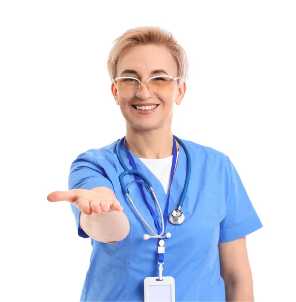 Volwassen Vrouwelijke Verpleegster Tonen Iets Witte Achtergrond — Stockfoto