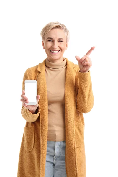 Lycklig Mogen Kvinna Med Smartphone Pekar Något Vit Bakgrund — Stockfoto