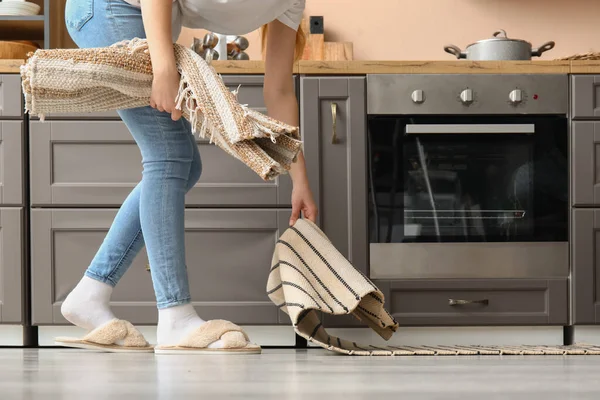 Mulher Colocando Tapete Chão Cozinha Moderna — Fotografia de Stock