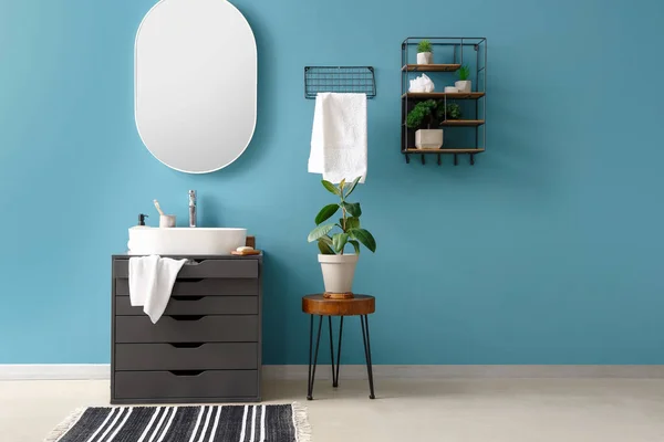Interior Kamar Mandi Dengan Wastafel Meja Ganti Cermin Dan Tanaman — Stok Foto