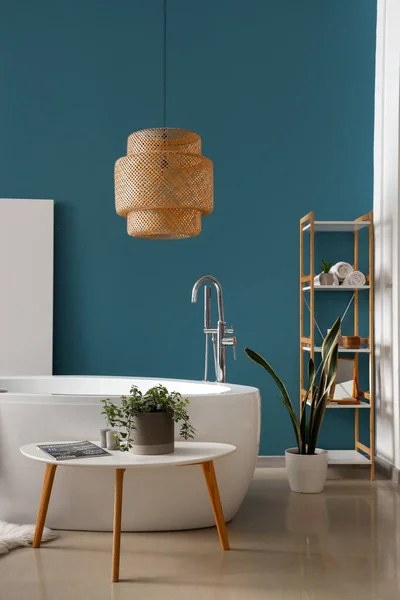 Innenraum Des Badezimmers Mit Badewanne Und Zimmerpflanze Auf Couchtisch — Stockfoto