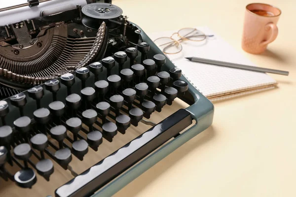 Máquina Escrever Vintage Com Folha Papel Branco Óculos Notebook Lápis — Fotografia de Stock