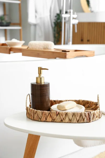 浴室内部桌子上装有肥皂棒和配药器的篮子 — 图库照片