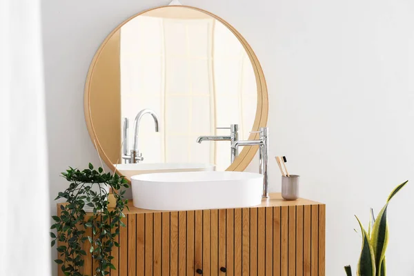 Dřevěná Skříň Umyvadlem Zrcadlem Domečkem Interiéru Koupelny — Stock fotografie