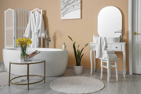 バスタブ付きのバスルームのインテリア ドレッシングテーブルとナルシシズムの花 — ストック写真