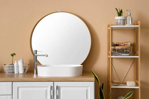 Interior Kamar Mandi Modern Dengan Wastafel Cermin Dan Unit Rak — Stok Foto