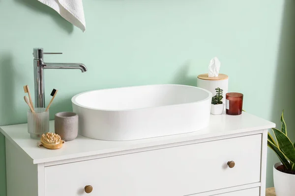 洗面器 バスルームの歯ブラシ付き引き出しの胸 — ストック写真