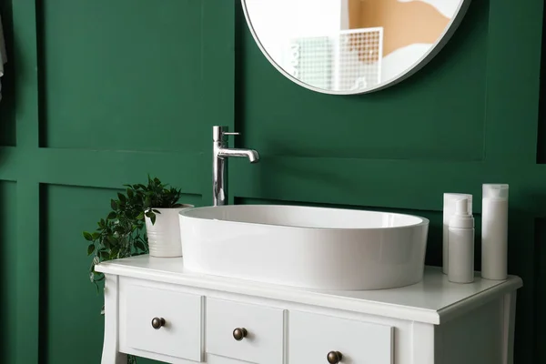 バスルームの緑の壁の近くにシンクとドレッシングテーブル — ストック写真