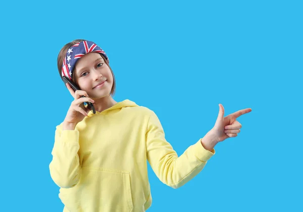 Menina Falando Por Telefone Celular Fundo Azul — Fotografia de Stock