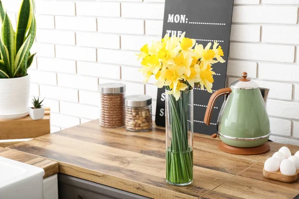 花瓶ともに咲くナルシシズムの花上のカウンターでキッチンのインテリア — ストック写真