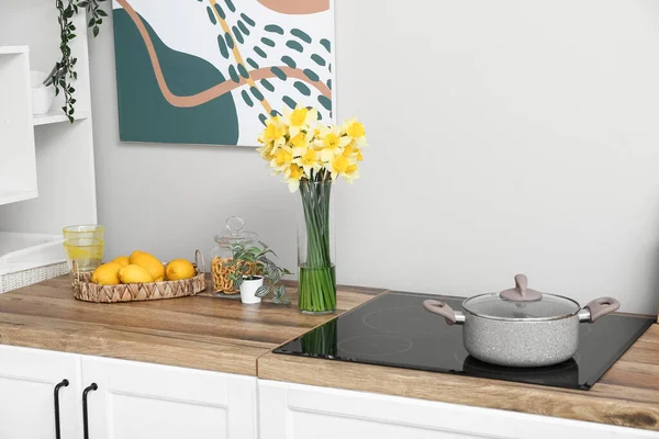 Vase Blooming Narcissus Flowers Wooden Counter Interior Modern Kitchen — Stock Photo, Image