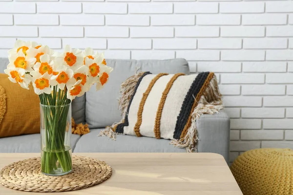 Váza Kvetoucími Narcisy Květiny Stole Světlém Obývacím Pokoji — Stock fotografie