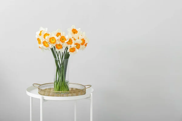 Vase Mit Blühenden Narzissenblüten Auf Couchtisch Neben Weißer Wand — Stockfoto