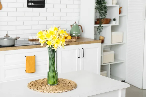 在厨房的桌子上挂着盛开的水仙花 — 图库照片