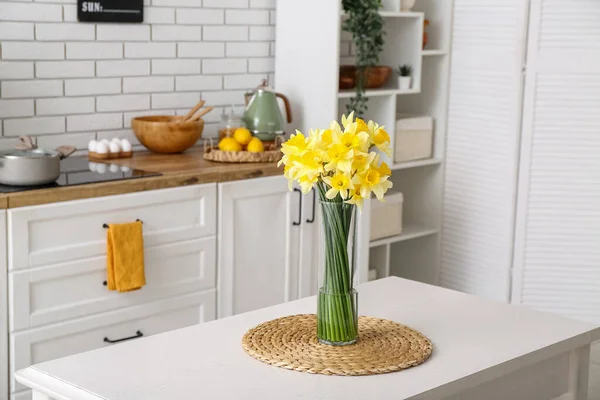 花瓶ともに咲くナルシシズムの花テーブルの上にキッチンのインテリア — ストック写真