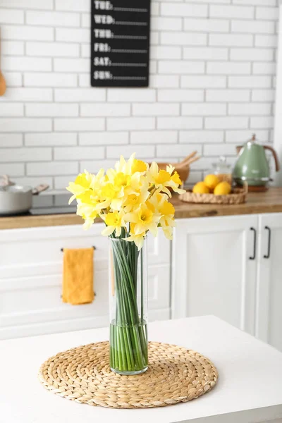 Vase Blooming Narcissus Flowers Table Interior Kitchen — Stock Photo, Image