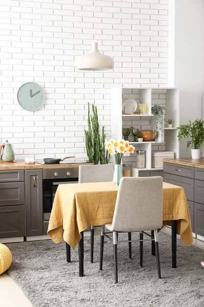 Interieur Van Moderne Keuken Met Bloeiende Narcissen Bloemen Vaas Tafel — Stockfoto