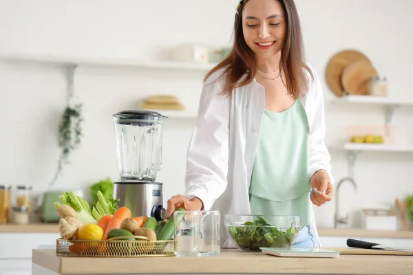 Junge Frau Macht Gemüsesaft Küche — Stockfoto
