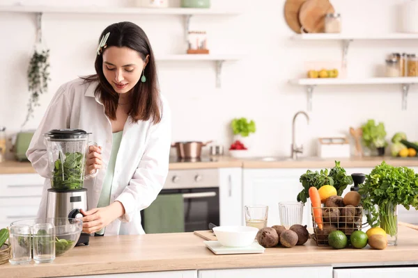 Mujer Joven Haciendo Jugo Verduras Con Licuadora Cocina — Foto de Stock