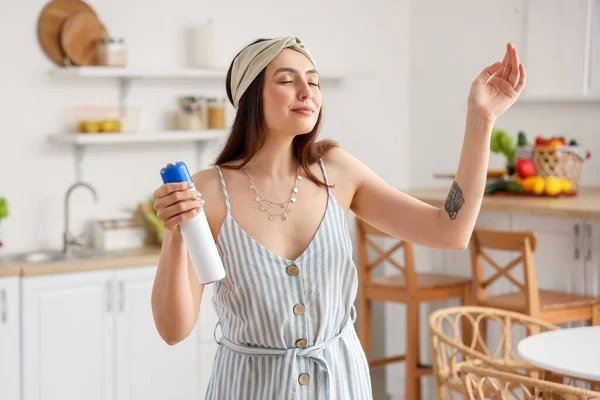 Jonge Vrouw Met Luchtverfrisser Keuken — Stockfoto