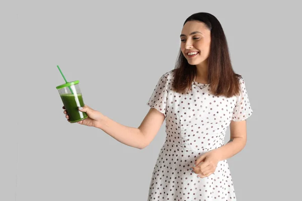 Ung Kvinna Med Glas Grönsaksjuice Grå Bakgrund — Stockfoto