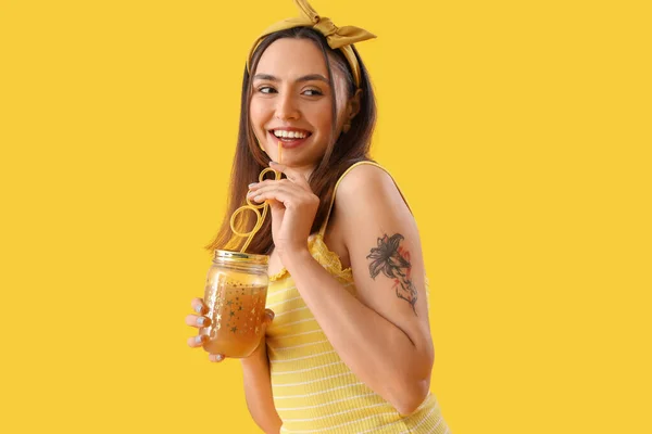 Młoda Kobieta Szklanym Słoikiem Soku Warzywnego Żółtym Tle — Zdjęcie stockowe