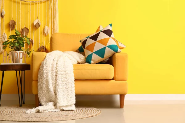 Przytulny Fotel Kratę Houseplant Stoliku Pobliżu Żółtej Ściany — Zdjęcie stockowe