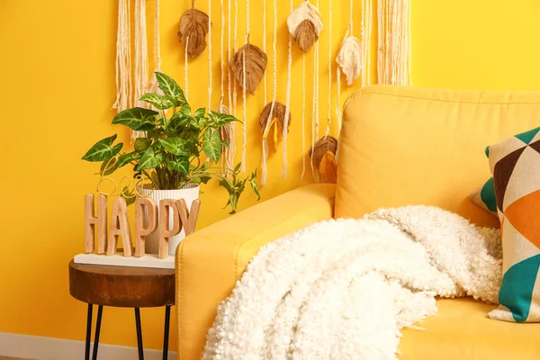 Przytulny Fotel Kratę Houseplant Stoliku Pobliżu Żółtej Ściany — Zdjęcie stockowe