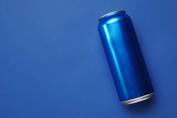 Lata Refrigerante Fundo Azul — Fotografia de Stock