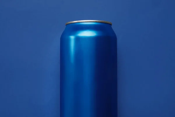 Lata Refrigerante Fundo Azul Close — Fotografia de Stock