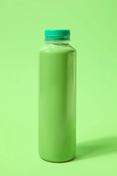 Fles Verse Frisdrank Groene Achtergrond — Stockfoto