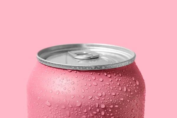 Банка Свежей Соды Капельками Воды Розовом Фоне Крупным Планом — стоковое фото