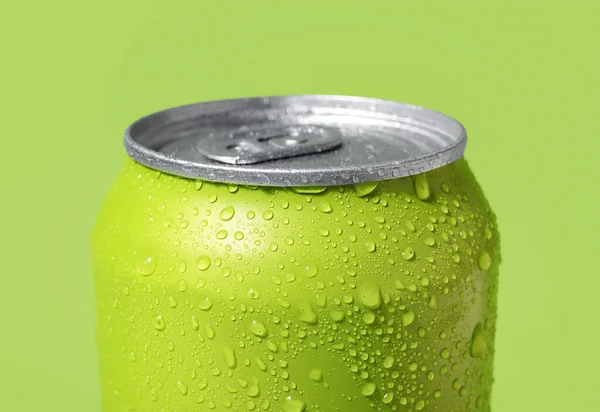 Blikje Fris Frisdrank Met Waterdruppels Groene Achtergrond Close — Stockfoto