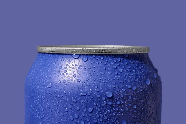 Dose Frisches Soda Mit Wassertropfen Auf Fliederfarbenem Hintergrund Nahaufnahme — Stockfoto