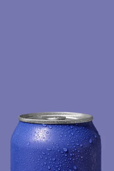 Blikje Fris Frisdrank Met Waterdruppels Lila Achtergrond Close — Stockfoto