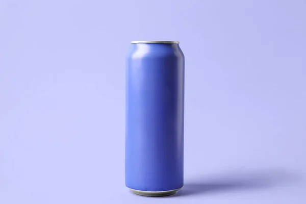 Dose Frisches Soda Auf Fliederfarbenem Hintergrund — Stockfoto