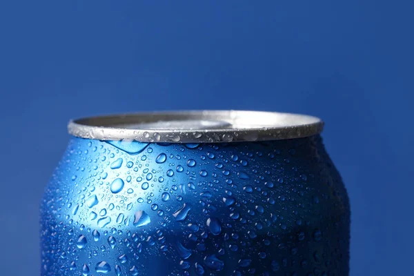 Plechovka Čerstvé Limonády Kapkami Vody Modrém Pozadí Detailní Záběr — Stock fotografie