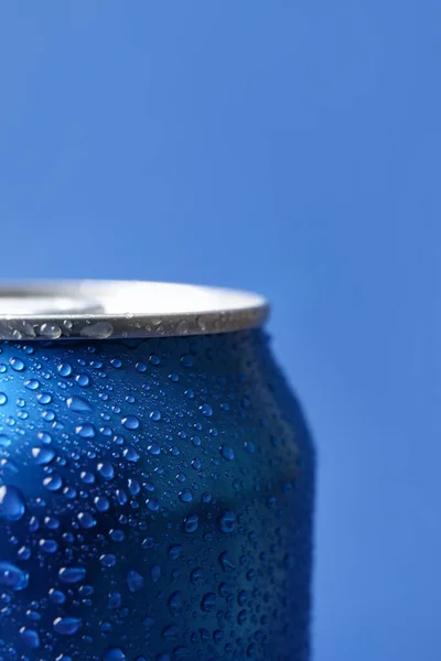 Dose Frisches Soda Mit Wassertropfen Auf Blauem Hintergrund Nahaufnahme — Stockfoto