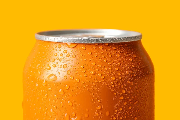 Blikje Fris Frisdrank Met Waterdruppels Oranje Achtergrond Close — Stockfoto