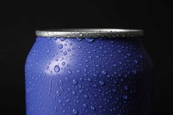Fliederdose Mit Frischem Soda Mit Wassertropfen Auf Dunklem Hintergrund Nahaufnahme — Stockfoto