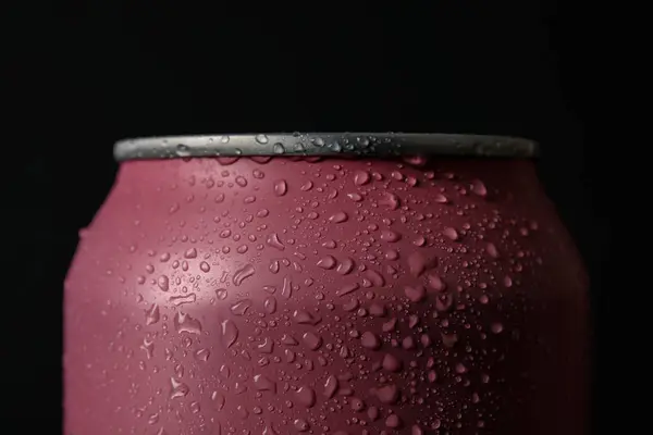 Рожева Банка Свіжої Соди Краплями Води Темному Фоні Крупним Планом — стокове фото