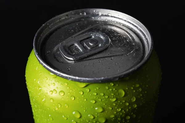 Groene Blikje Fris Frisdrank Met Waterdruppels Donkere Achtergrond Close — Stockfoto