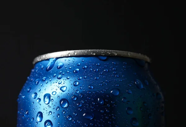 Синяя Банка Свежей Газировки Капельками Воды Темном Фоне Крупным Планом — стоковое фото