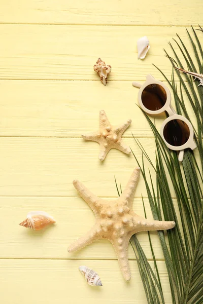 配上时髦太阳镜 棕榈叶 海星及彩色木制背景的贝壳 — 图库照片